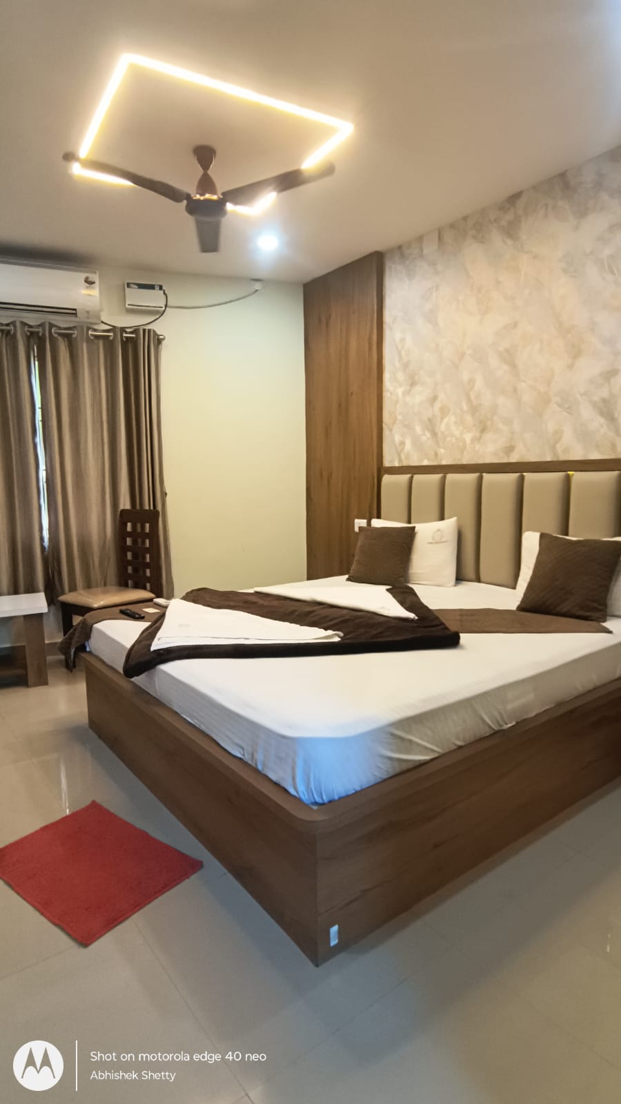 Deluxe AC Room — king bed & cove lighting