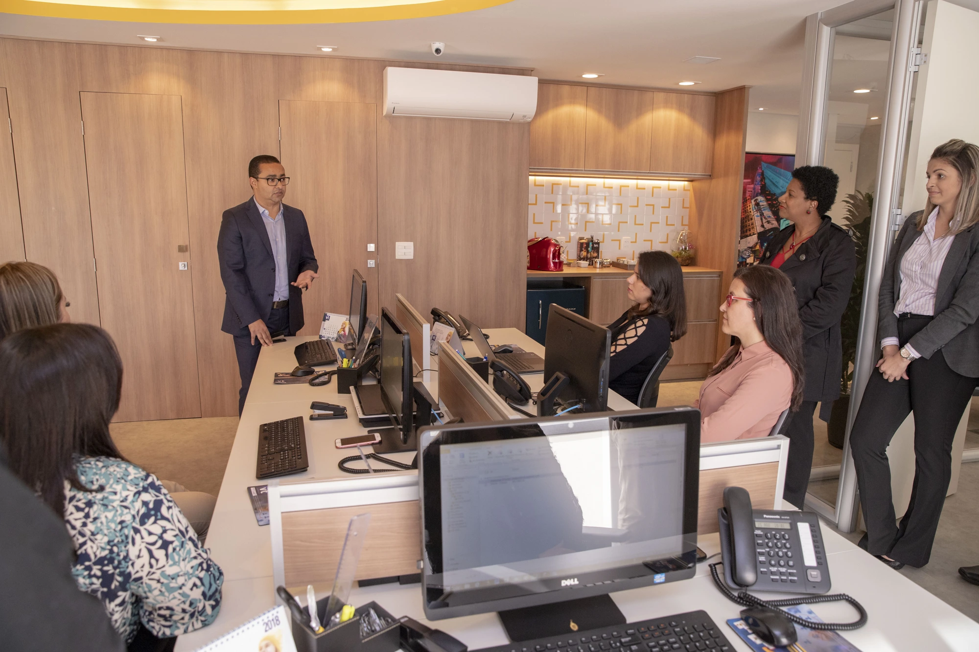 Servolo Tobias e equipe reunidos em reunião no escritório