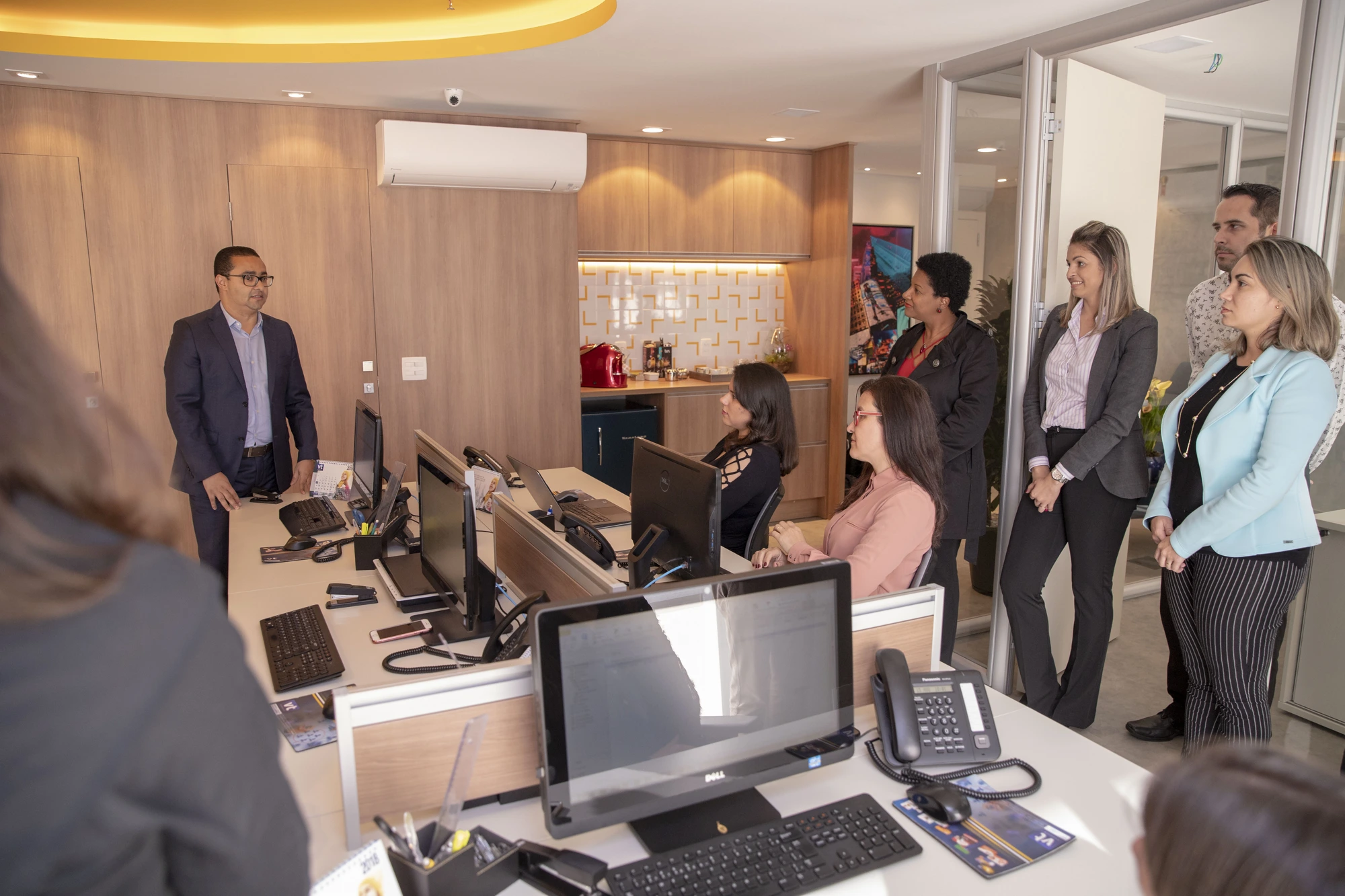 Equipe atenta durante apresentação no escritório da Smart
