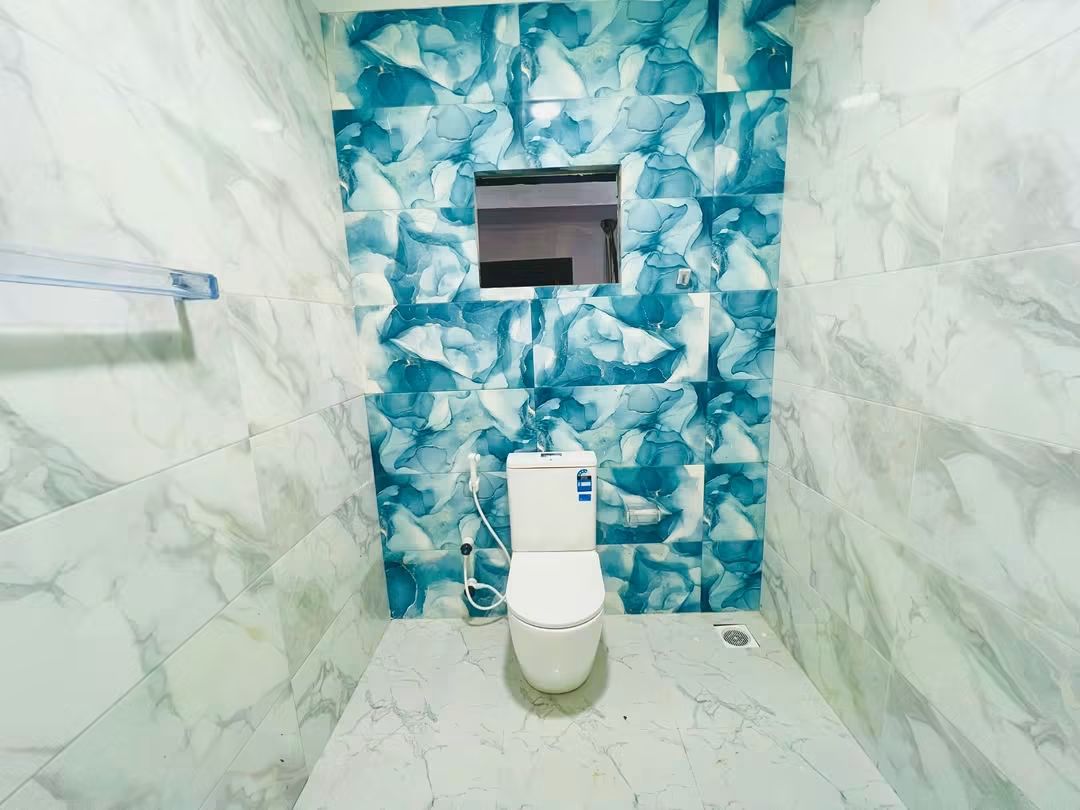 Blue tile bathroom finish