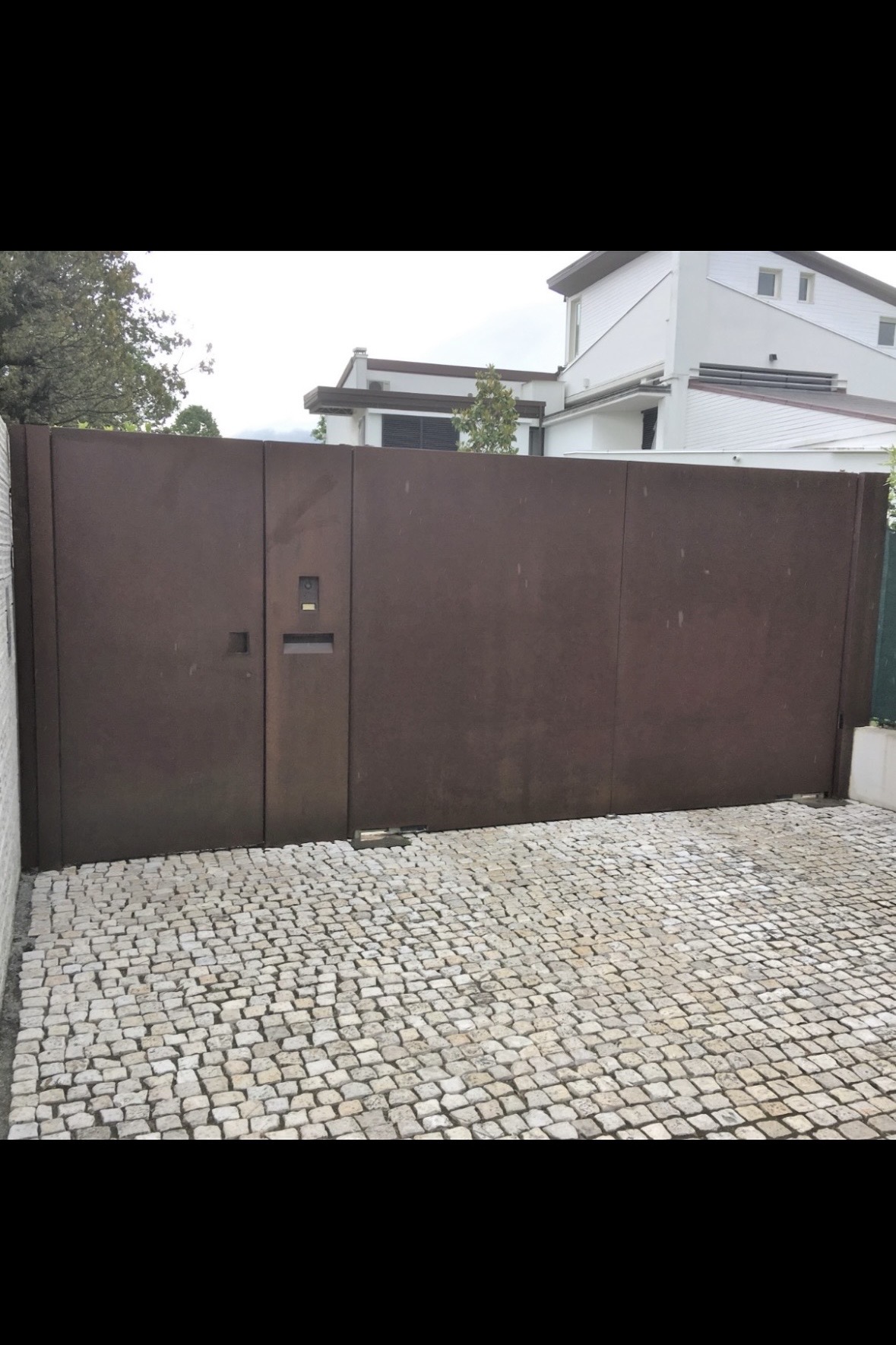 Cancello pedonale e carrabile automatizzato in acciaio Corten