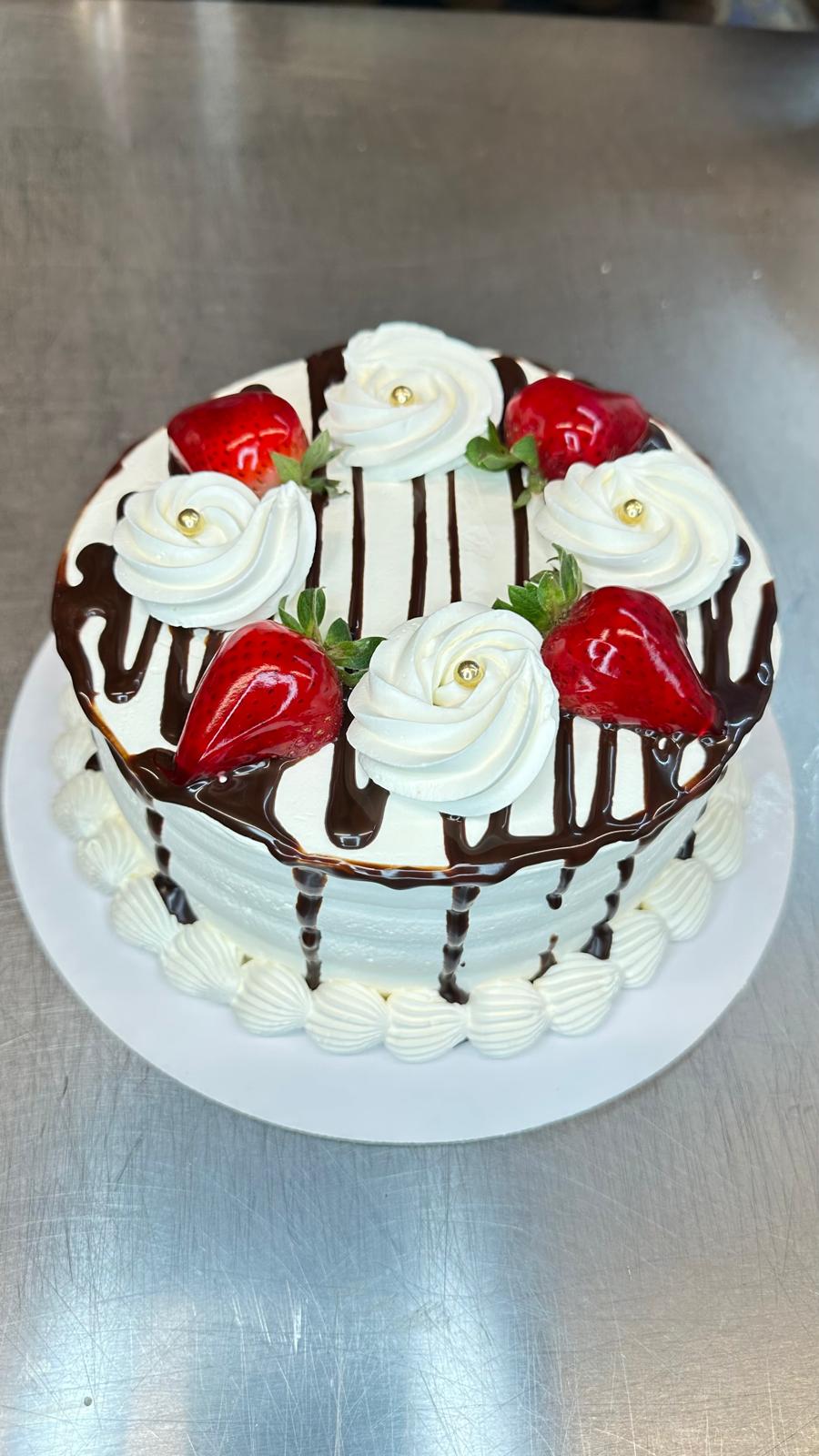 Pastel de chocolate y fresa