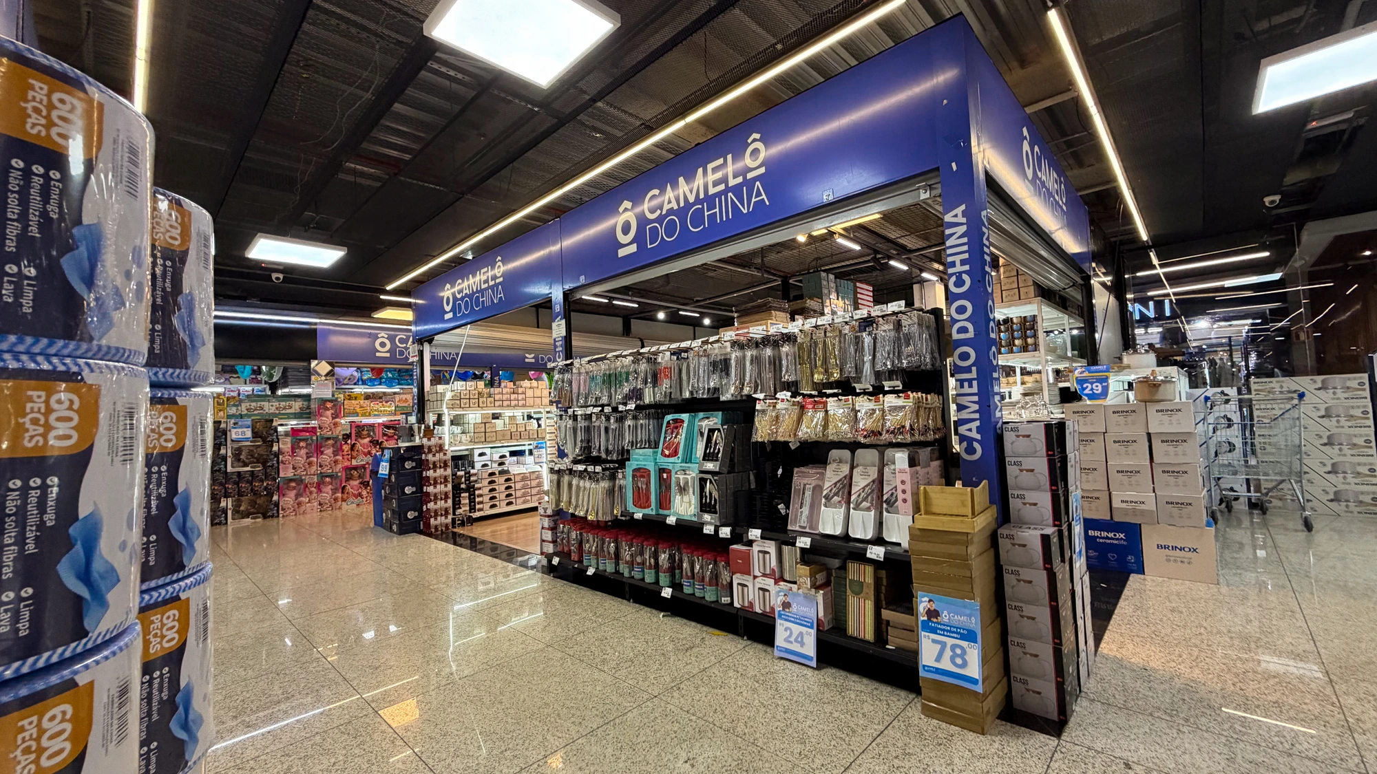 Entrada da loja com carrinhos e vitrine de utensílios