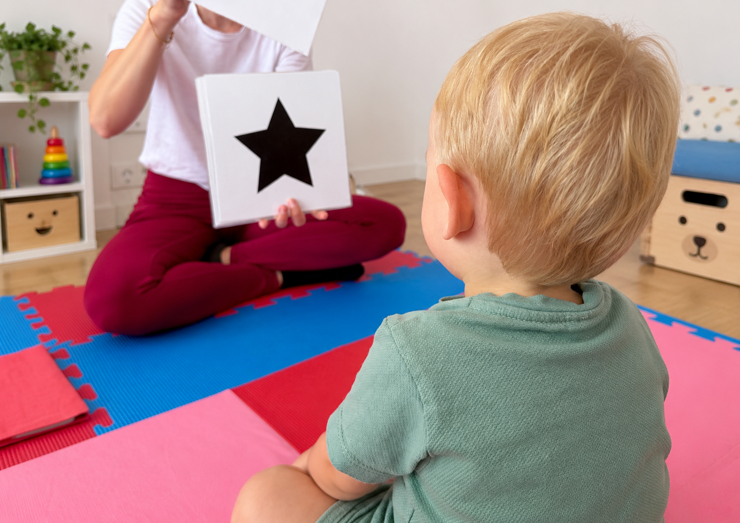 Bábätko na lekcii PlayWisely s kontrastnou kartou