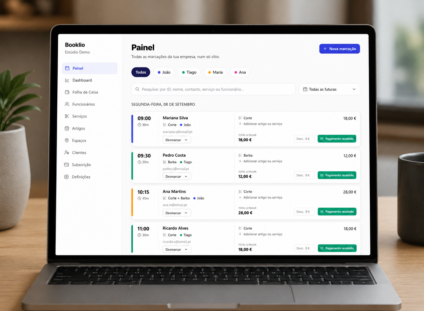 Booklio aberta no portátil sobre uma mesa de trabalho